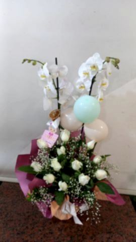 ORKİDELİ 13 adet beyazgül ARAJMAN