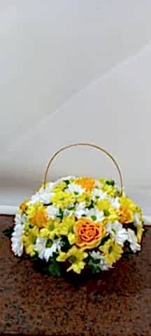 sepet içinde sarı güllü aranjman