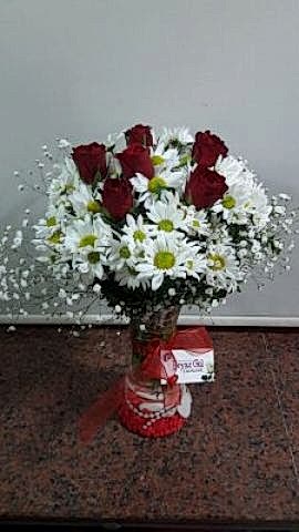 cam fanus içinde papatya ve gül