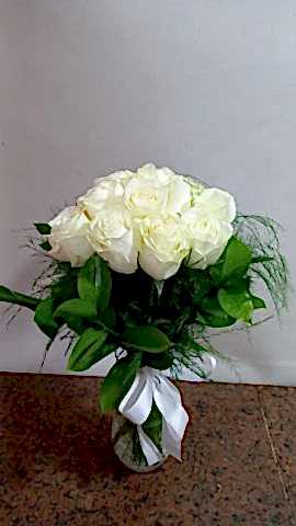 10 adet vazoda beyaz gül