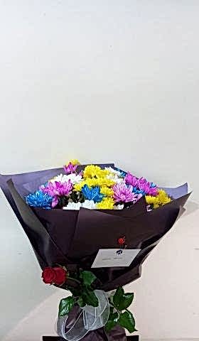 mevsim çiçeklerinden buket