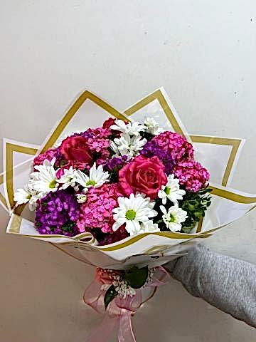 mevsim çiçeklerinden buket