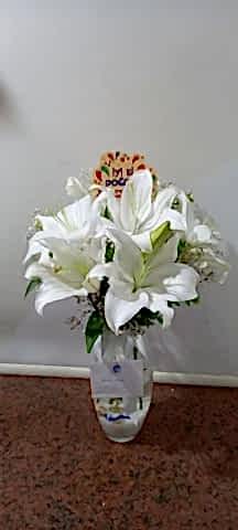 cam içinde lilyum aranjmanı