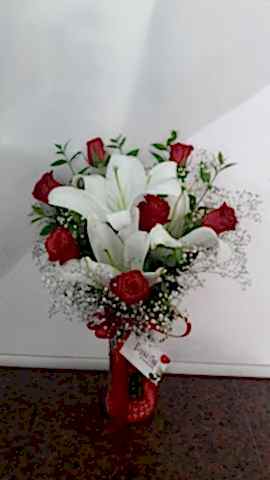 cam vazoda lilyumlu gül