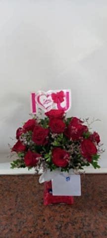cam içinde 17 kırmızı gül aranjmanı